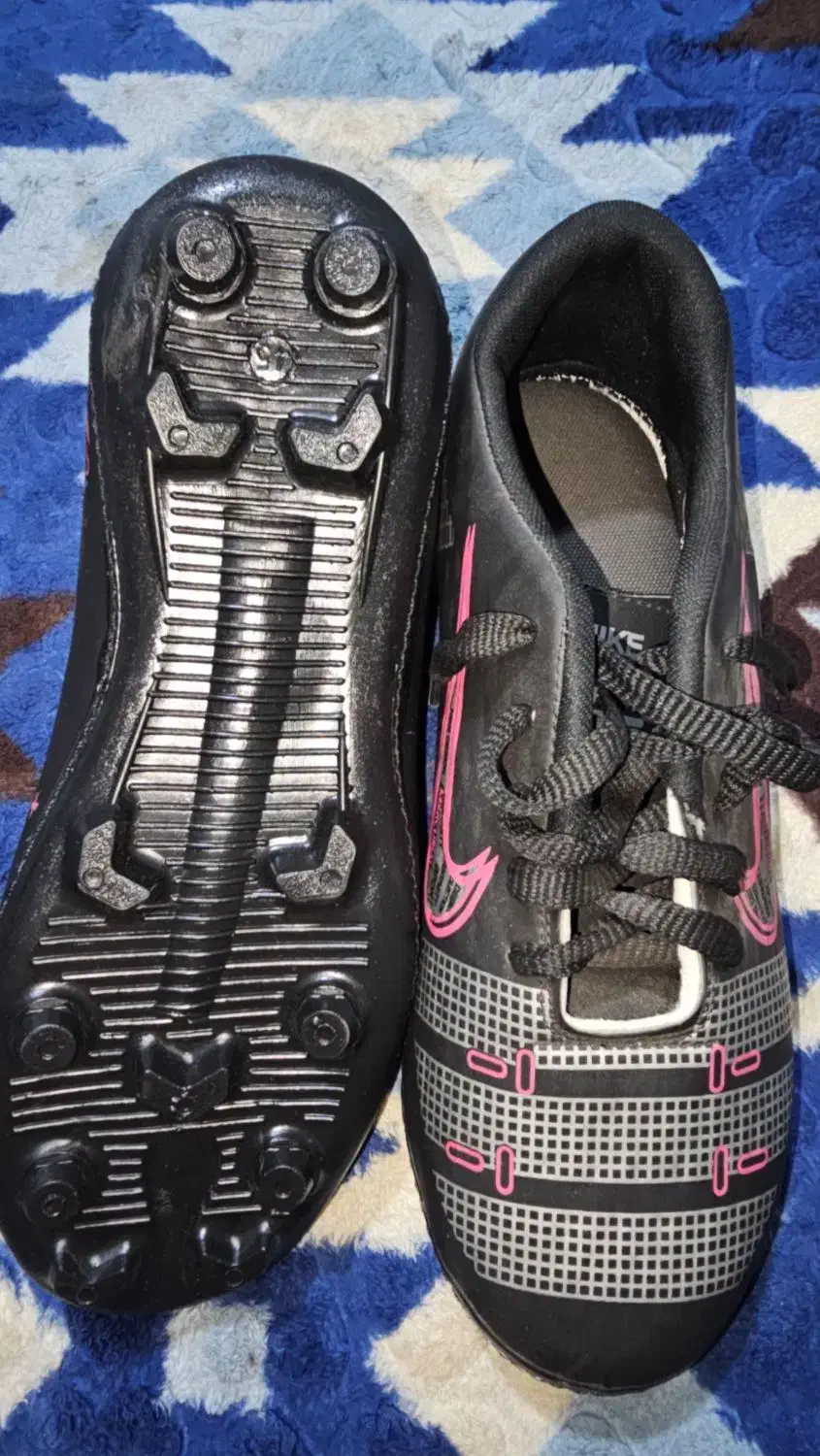 کفش چمنی|تجهیزات ورزشی|بم, |دیوار