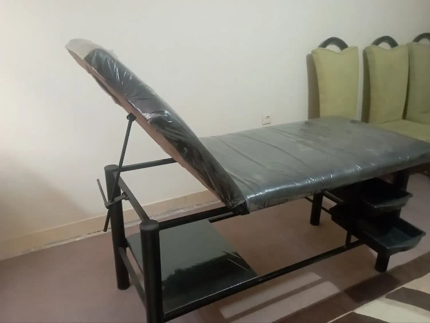 تخت ماساژ و فیبروز|آرایشگاه و سالنهای زیبایی|فردیس, نیروگاه برق|دیوار