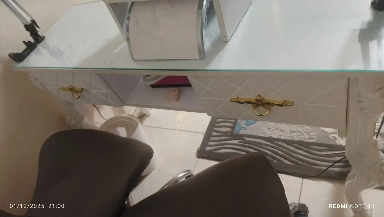 میز ناخنکار|آرایشگاه و سالن‌های زیبایی|اصفهان, ناصرخسرو|دیوار