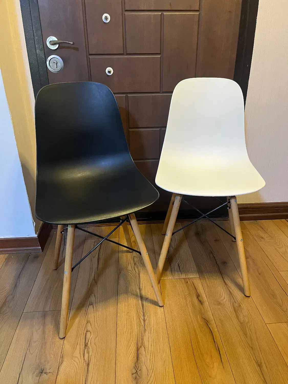 صندلی سفید و مشکی|صندلی و نیمکت|رشت, دیلمان|دیوار