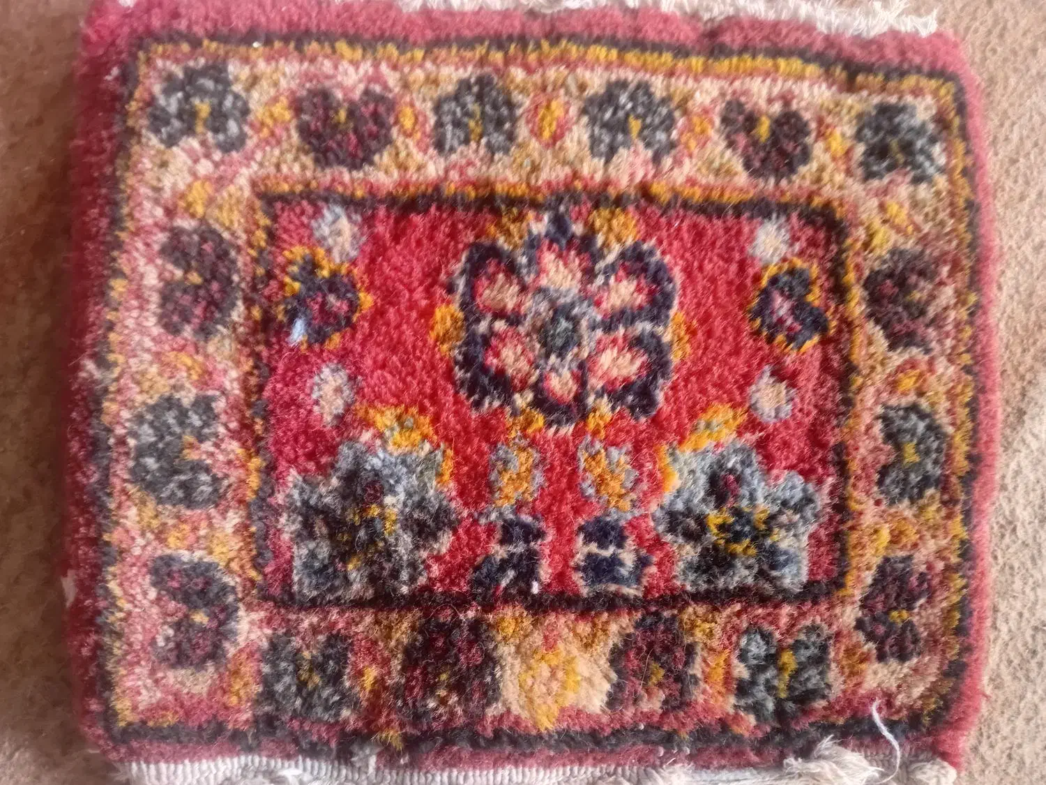 س یک عددقالیشه دست باف مال هشتادسال پیش هست|فرش|یزد, |دیوار