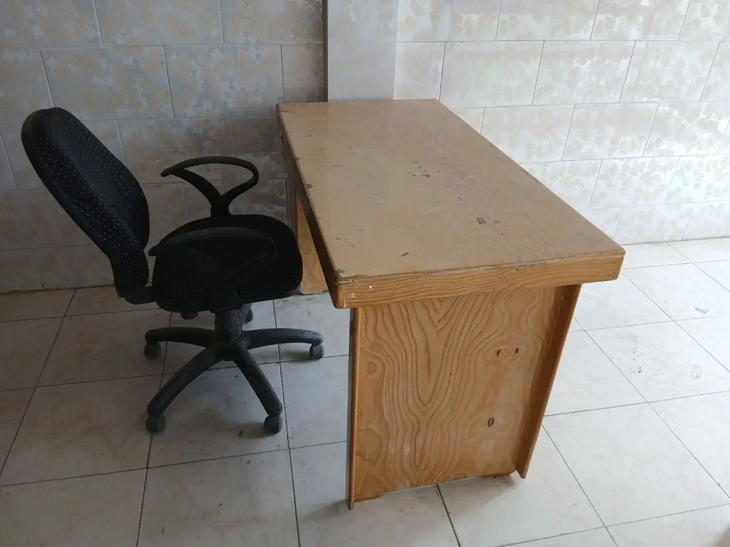 میز و صندلی و ۲ دستگاه ویترین و پایه بنر تبلیغاتی|فروشگاه و مغازه|کرمانشاه, |دیوار