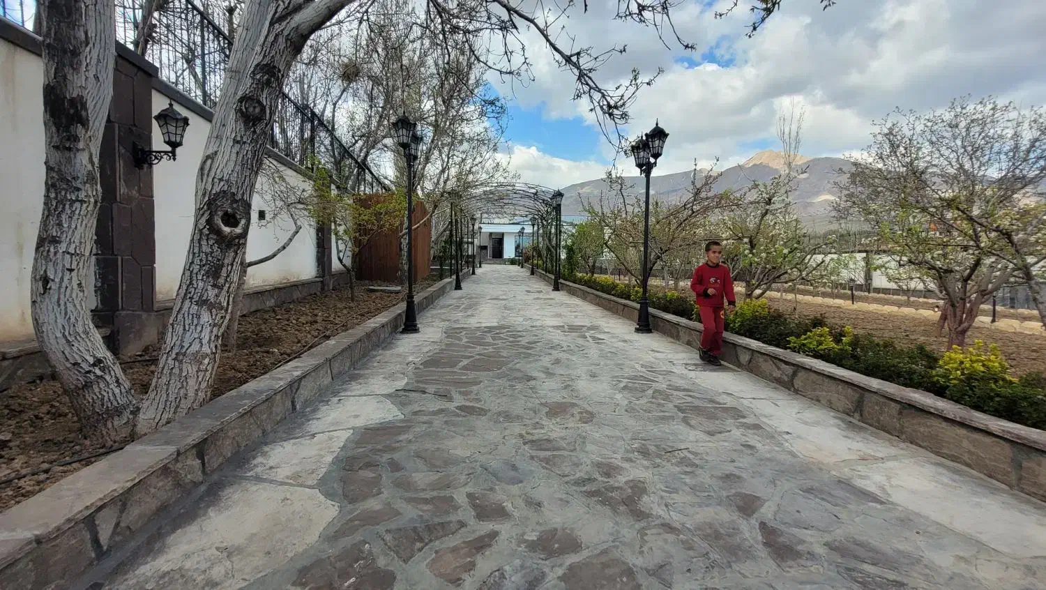 ۲۸۵۰متر باغ ۲۱۰متر ویلامدرن در آبسرد پزشکان|فروش خانه و ویلا|آبسرد, |دیوار