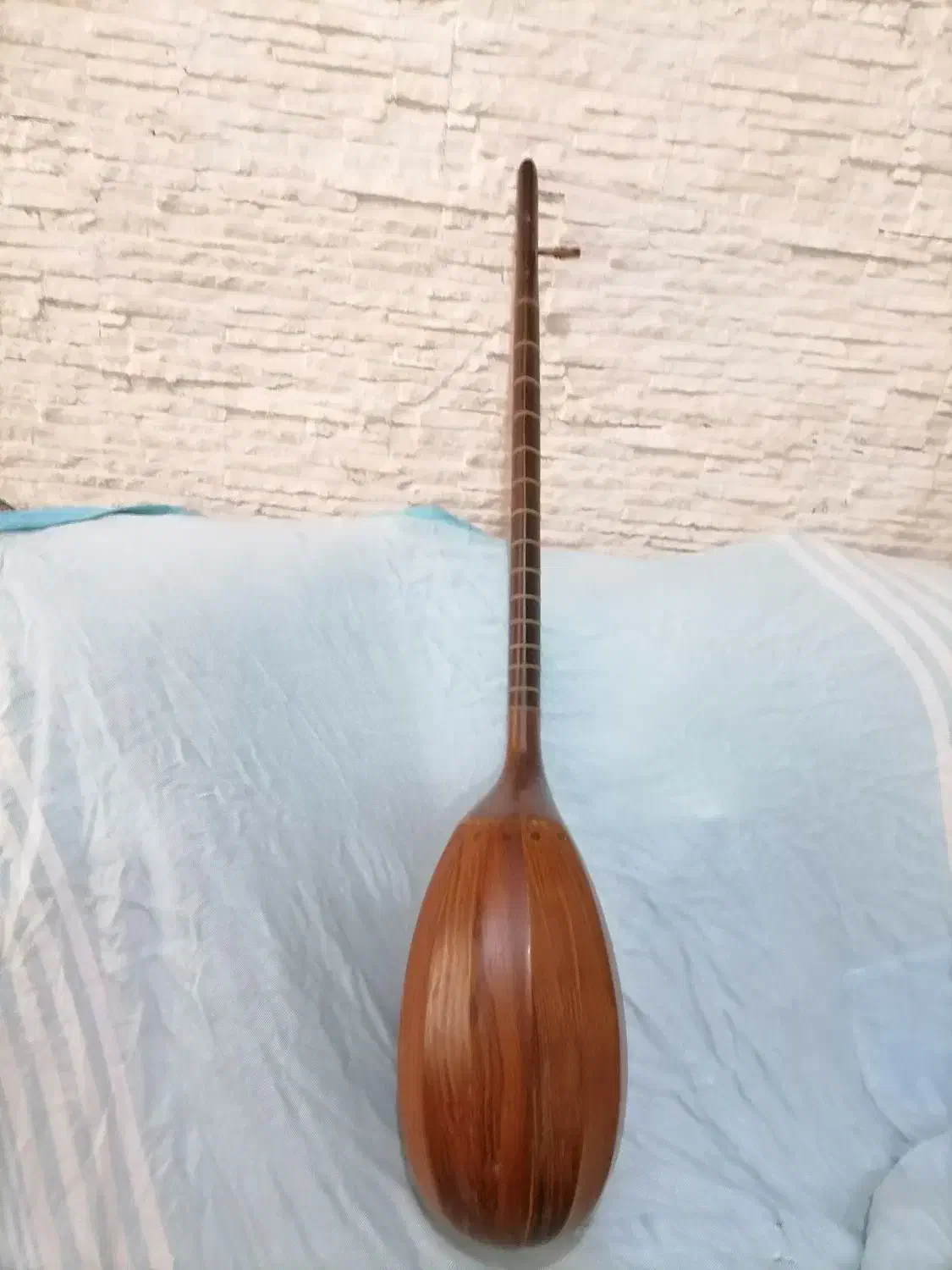 تنبور پاشنه ای از چوب توت|سازهای سنتی|کنگاور, |دیوار