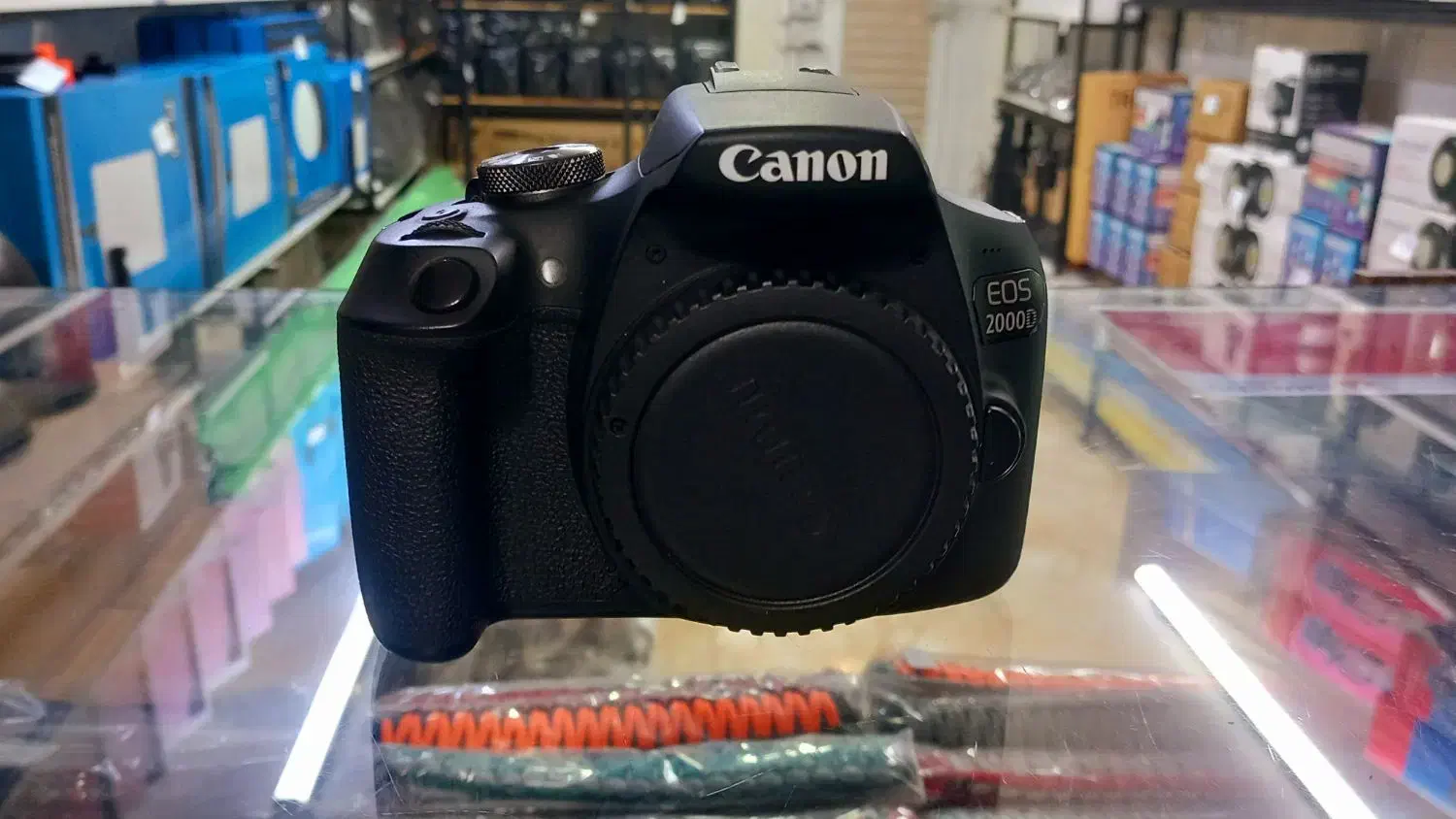 دوربین کنون ۲۰۰۰ دی با لنز ۱۸.۵۵|دوربین عکاسی و فیلم‌برداری|قم, دورشهر|دیوار