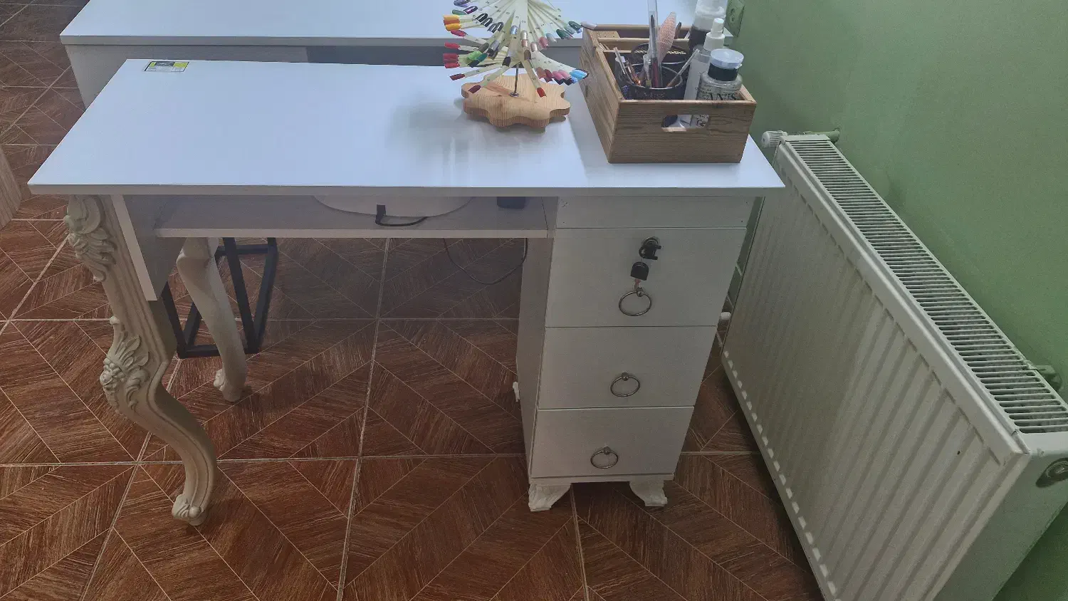 میز ناخن کار|آرایشگاه و سالن‌های زیبایی|علی‌آباد کتول, |دیوار