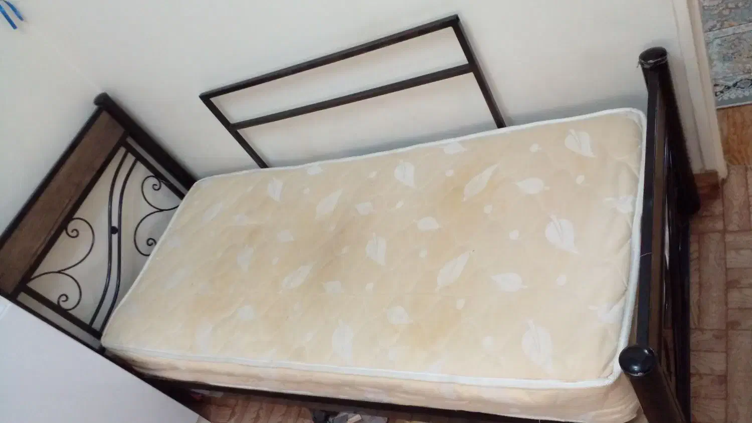 تخت خواب فلزی یک نفره|تخت و سرویس خواب|کرج, حصارک بالا|دیوار