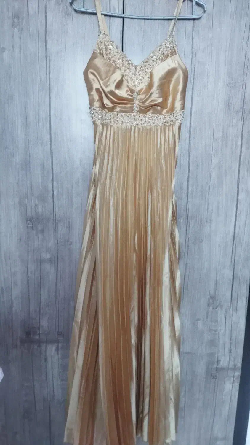 لباس مجلسی|لباس|شاهین‌شهر, فدک|دیوار