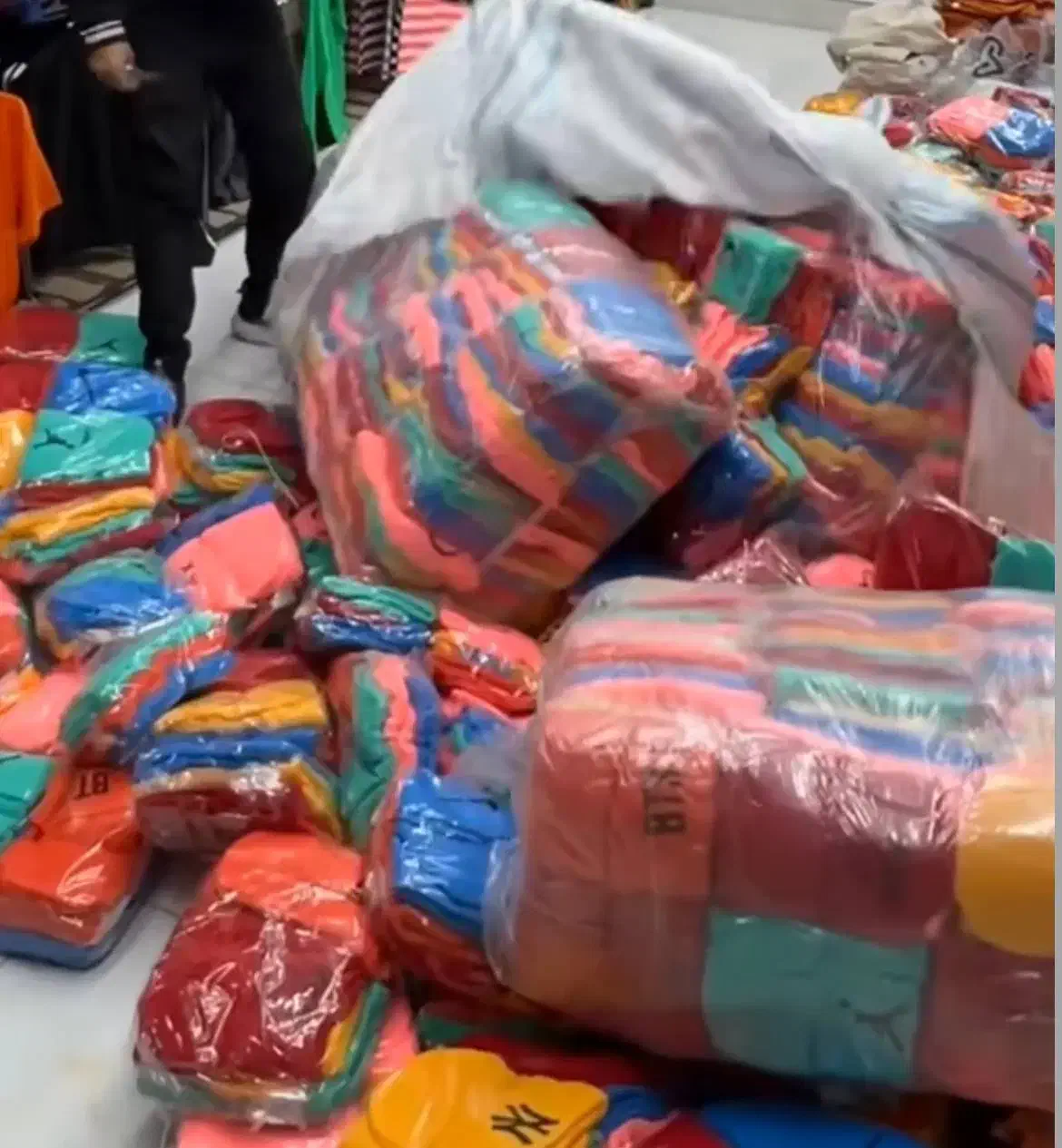 کارخانه بافندگی تهرانی فر- کلاه ۱تا۱۰۰ سال پشکار|لباس|تبریز, |دیوار