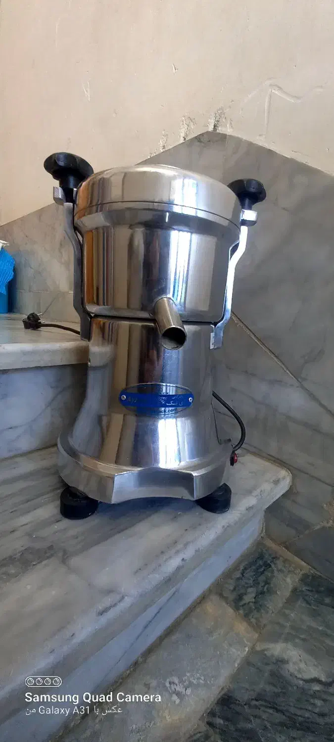 یک دستگاه آب هویچ گیری|کافیشاپ و رستوران|صحنه, |دیوار