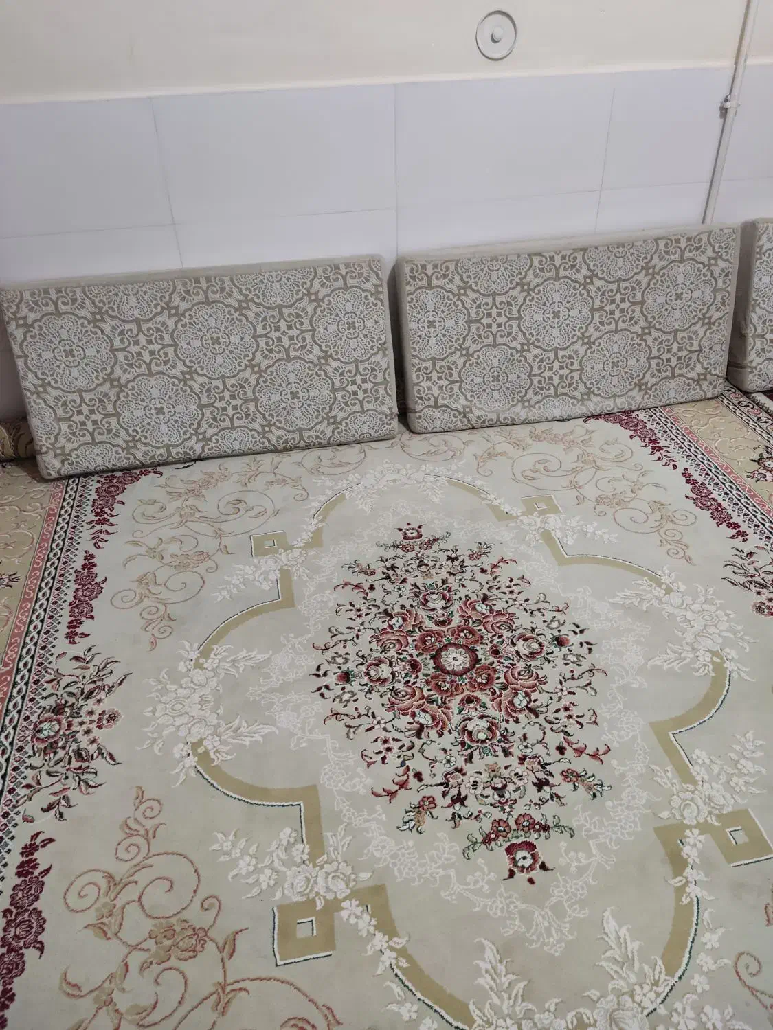 پشتی بزرگ|پشتی|شیراز, شهرک نیروی انتظامی|دیوار