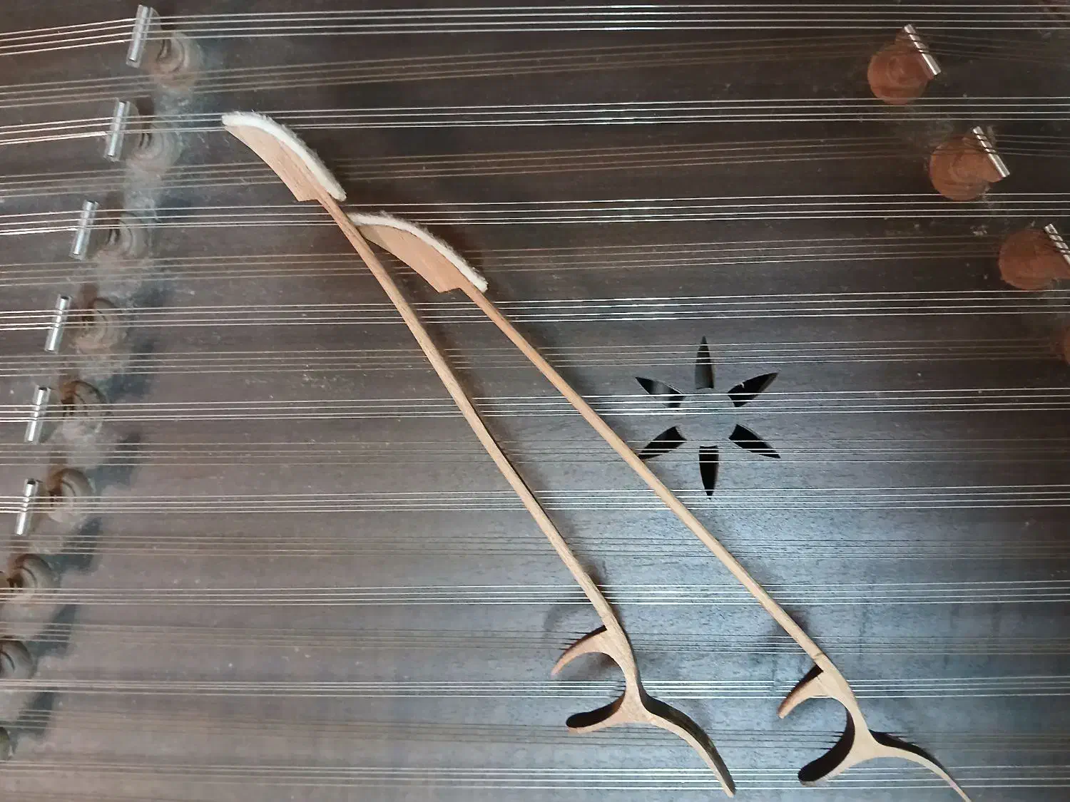 سنتورعلیزاده تک مهربه همراه دوجفت مضراب وکیف وپایه|سازهای سنتی|رشت, سعدی (تختی)|دیوار