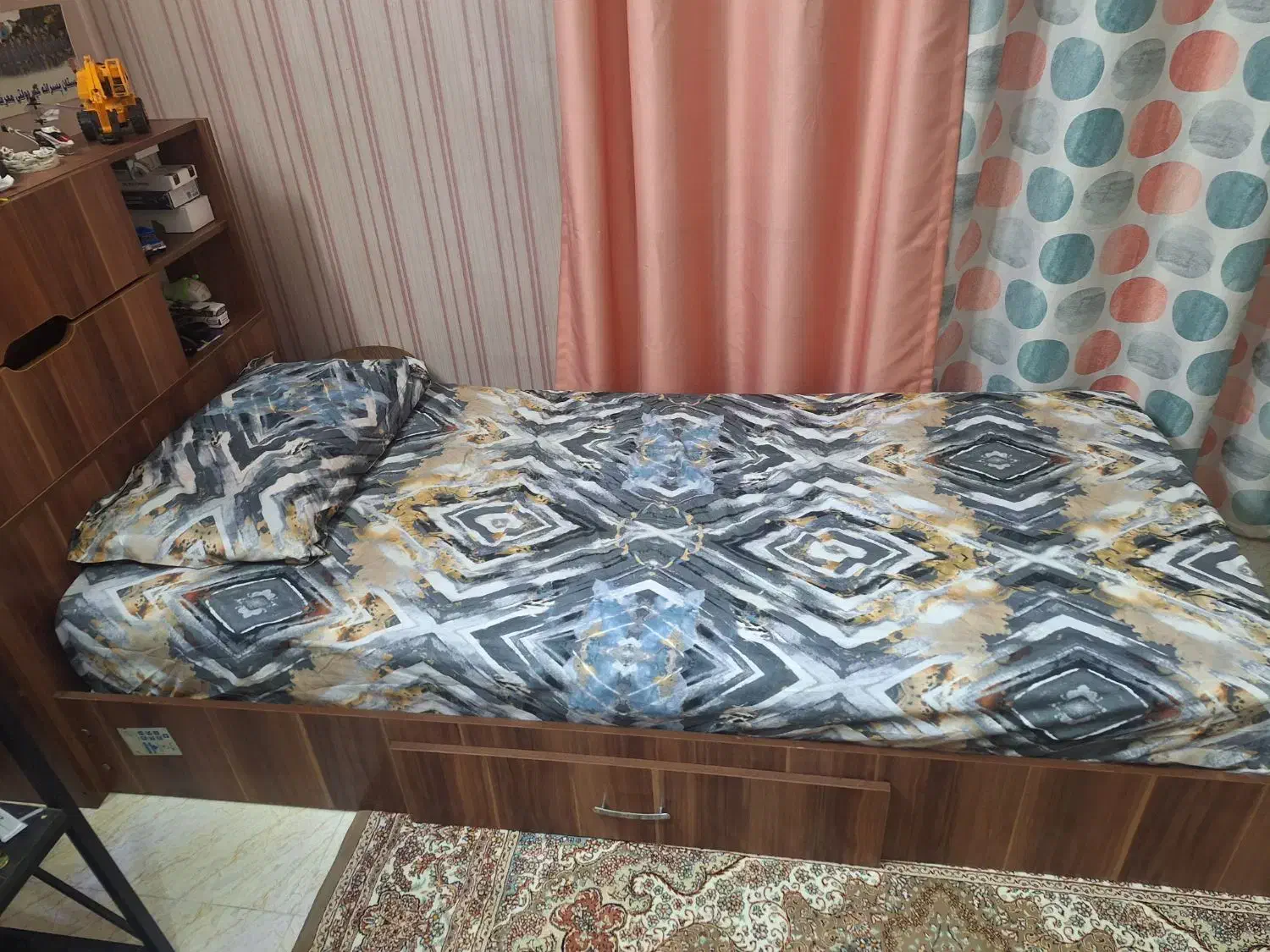 تخت چوبی تک نفره درحد|تخت و سرویس خواب|هشتگرد, شهرک ولیعصر (مصلی)|دیوار