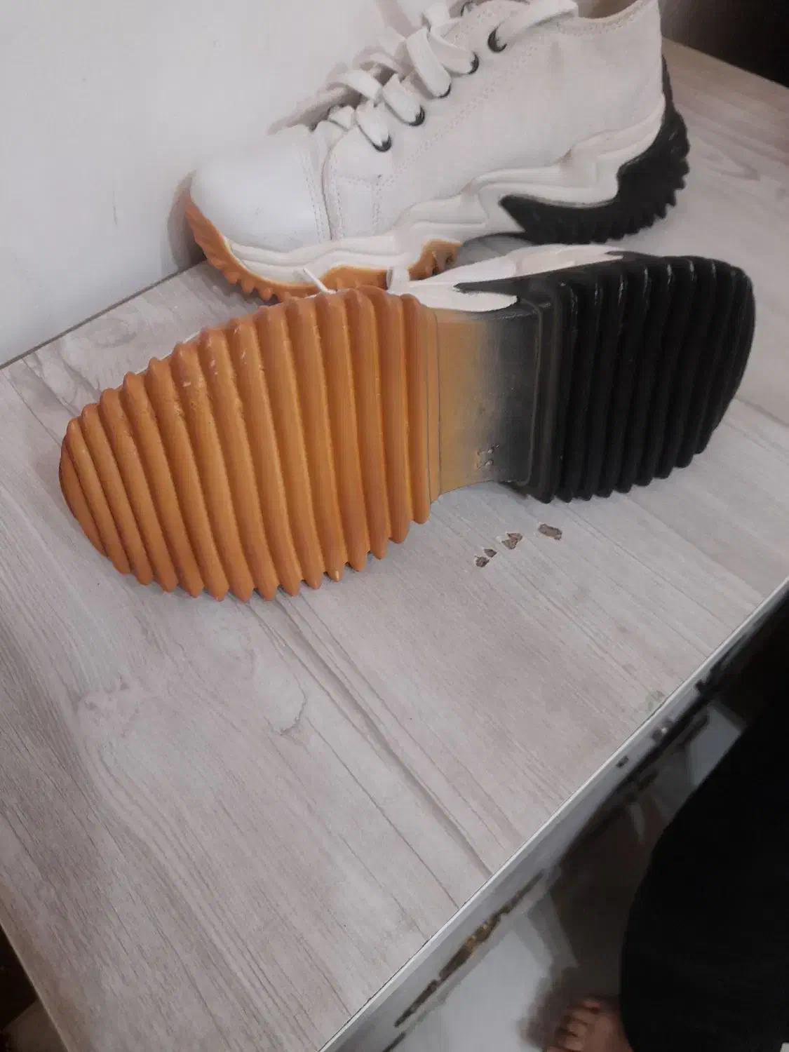 کفش ولباس مجلسی|لباس|رباط‌کریم, شترخوار|دیوار