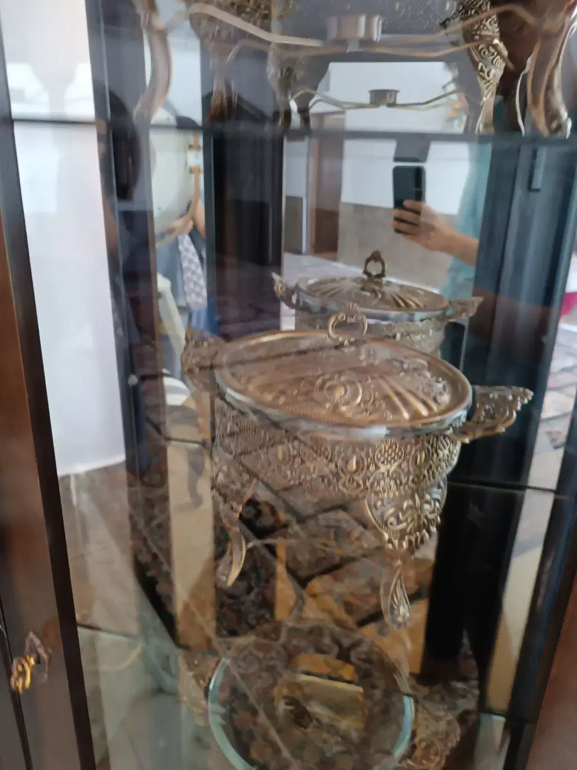 ویترین چوبی با ظروف سوفله خوری پیوتر|بوفه، ویترین، کنسول|لردگان, |دیوار