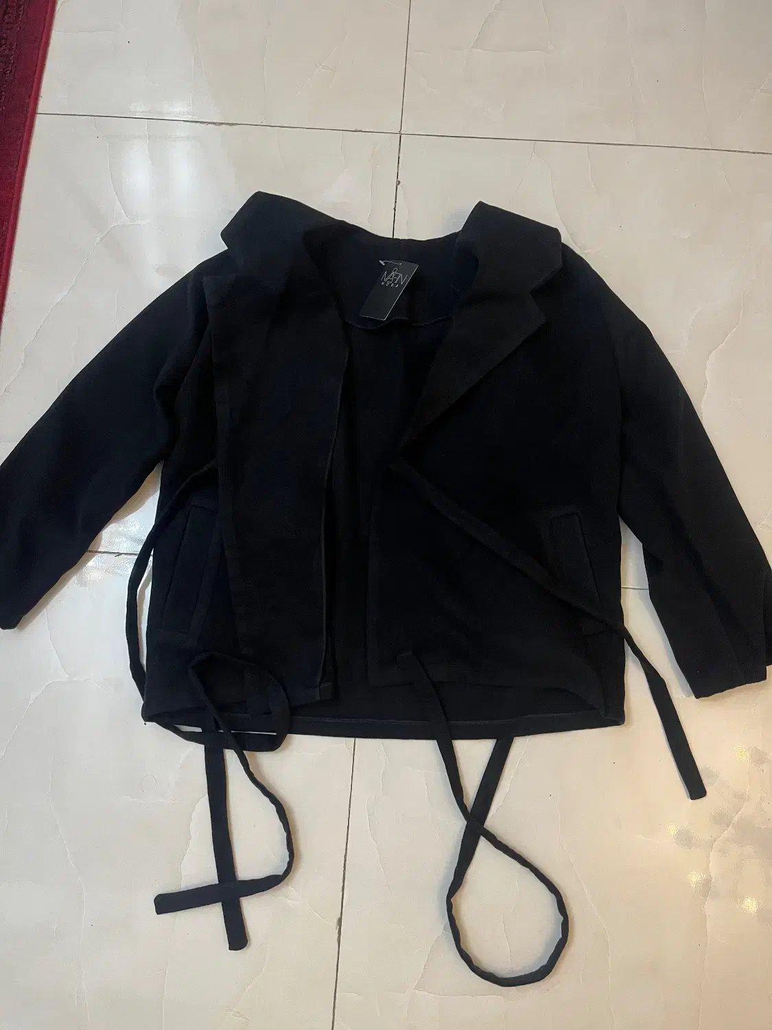 دو عدد بارانی یک عدد پالتو|لباس|اندیشه, اندیشه فاز ۴|دیوار