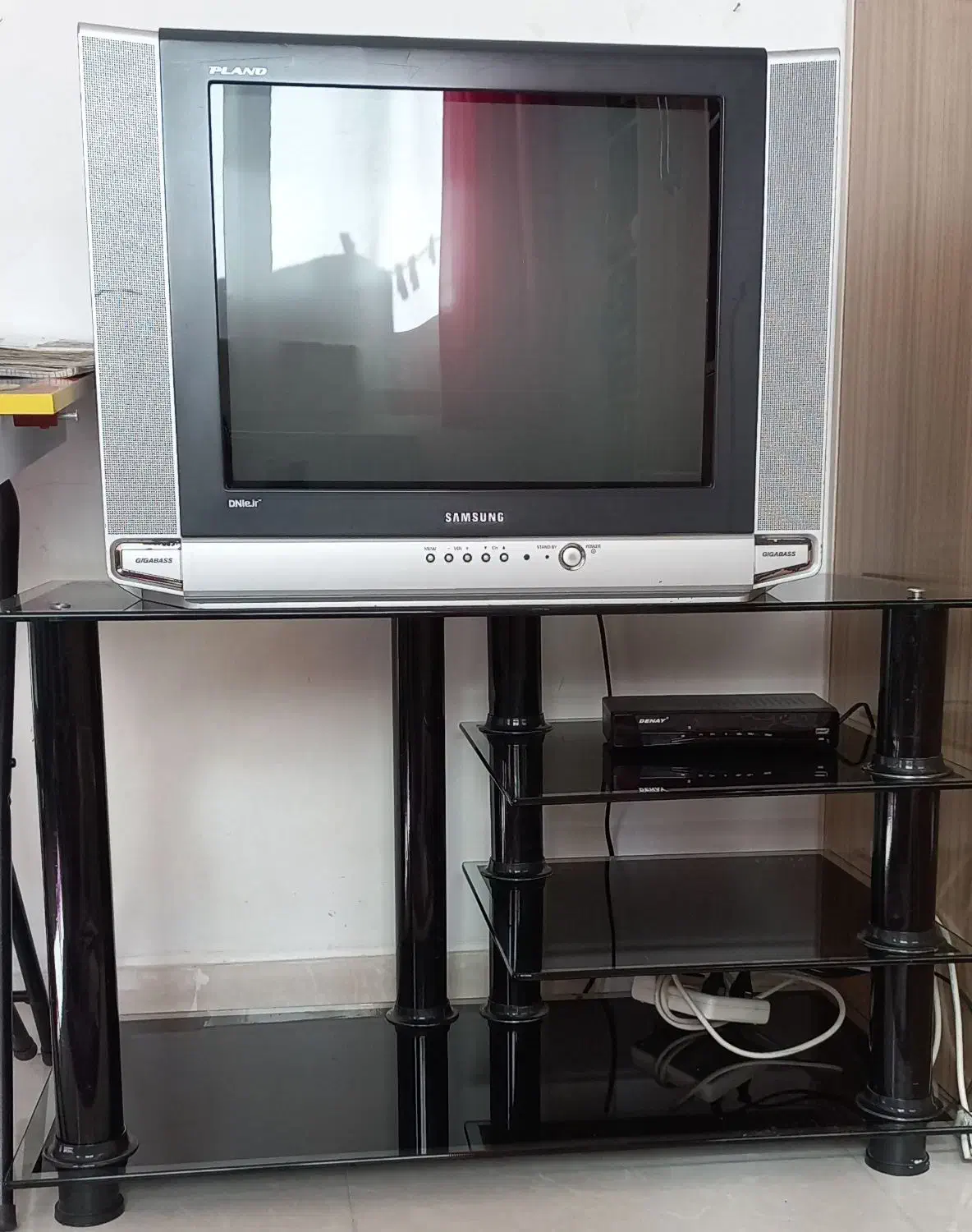 تلوزیون ۲۱ اینج سامسونگ میز تلوزیون|تلویزیون و پروژکتور|سنندج, |دیوار