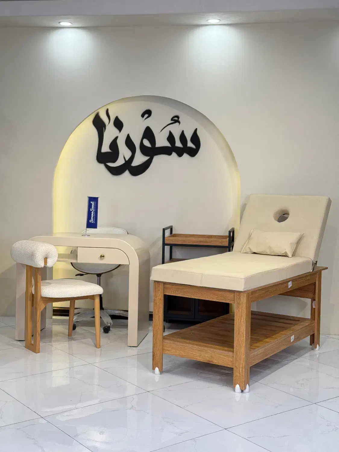 تجهیزات آرایشگاهی/ میز ناخن / صندلی|آرایشگاه و سالن‌های زیبایی|چهاردانگه (تهران), |دیوار