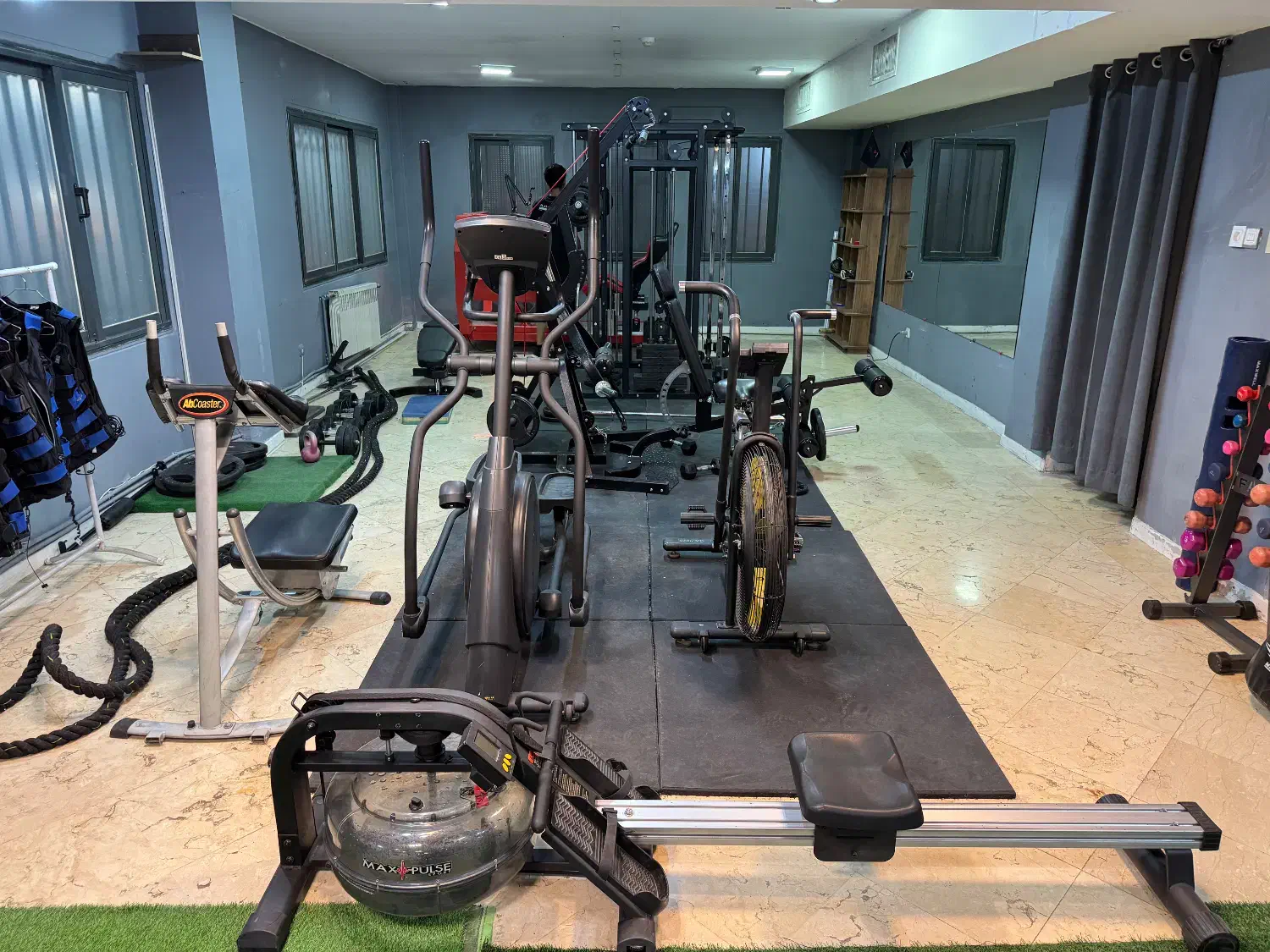 مجموعه ورزشی در سعادت آباد|اجارهٔ کوتاهمدت دفتر کار و فضای آموزشی|تهران, شهرک مخابرات|دیوار