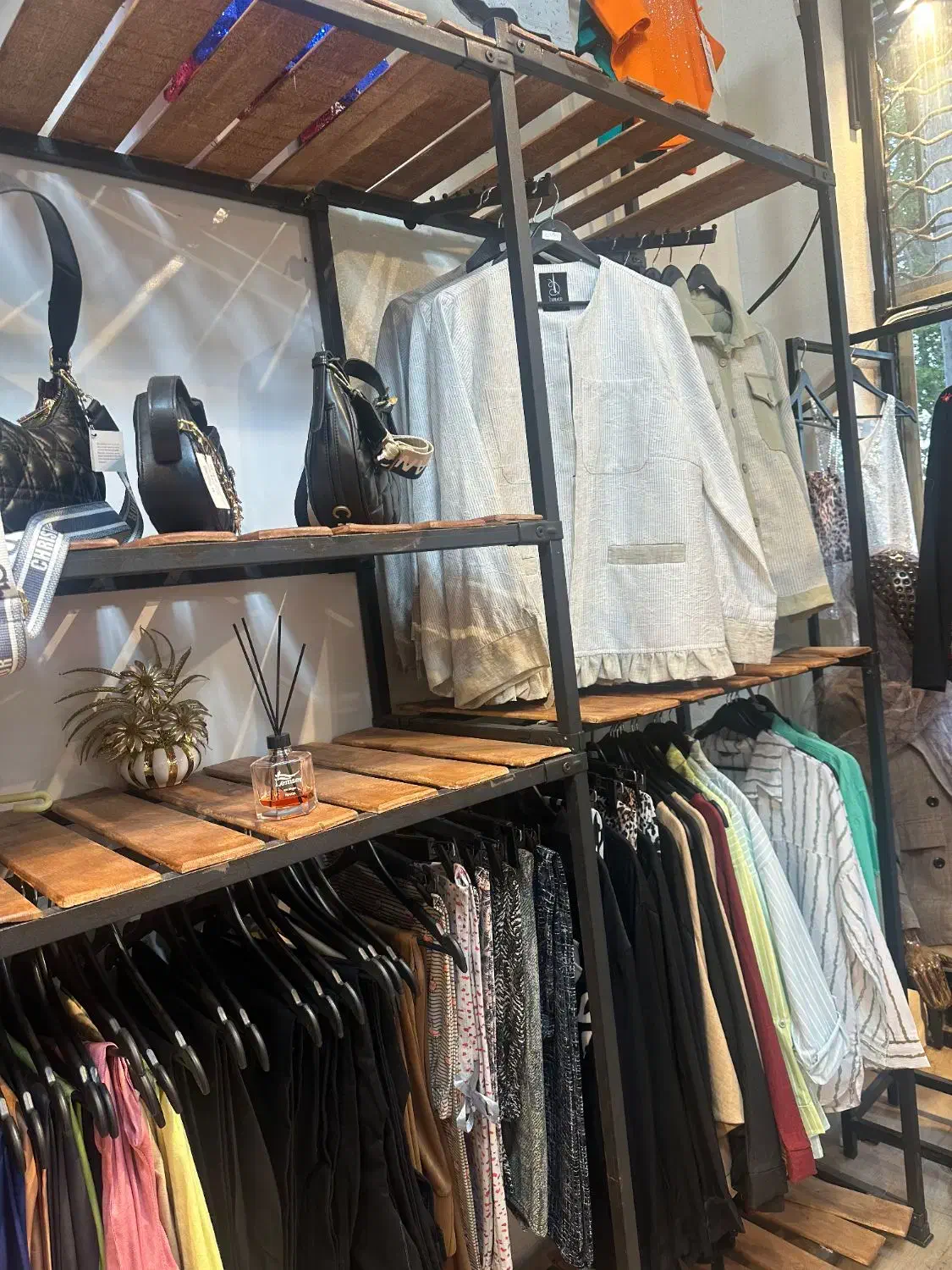 واگذاری فوری  فروشگاه پوشاک با تمام امکانات|اجارهٔ مغازه و غرفه|تبریز, |دیوار