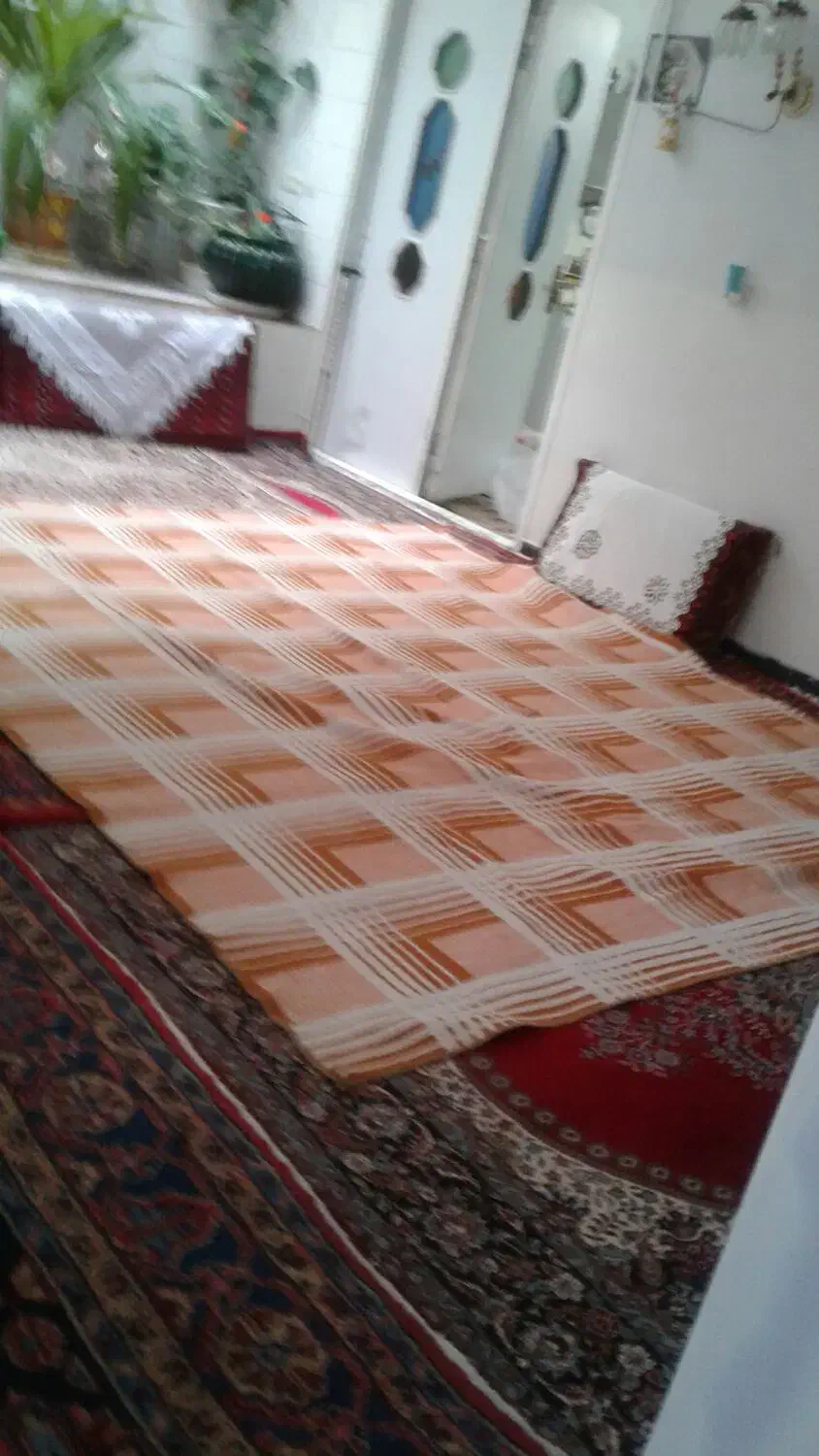 روی کرسی|رختخواب، بالش، پتو|خوانسار, |دیوار