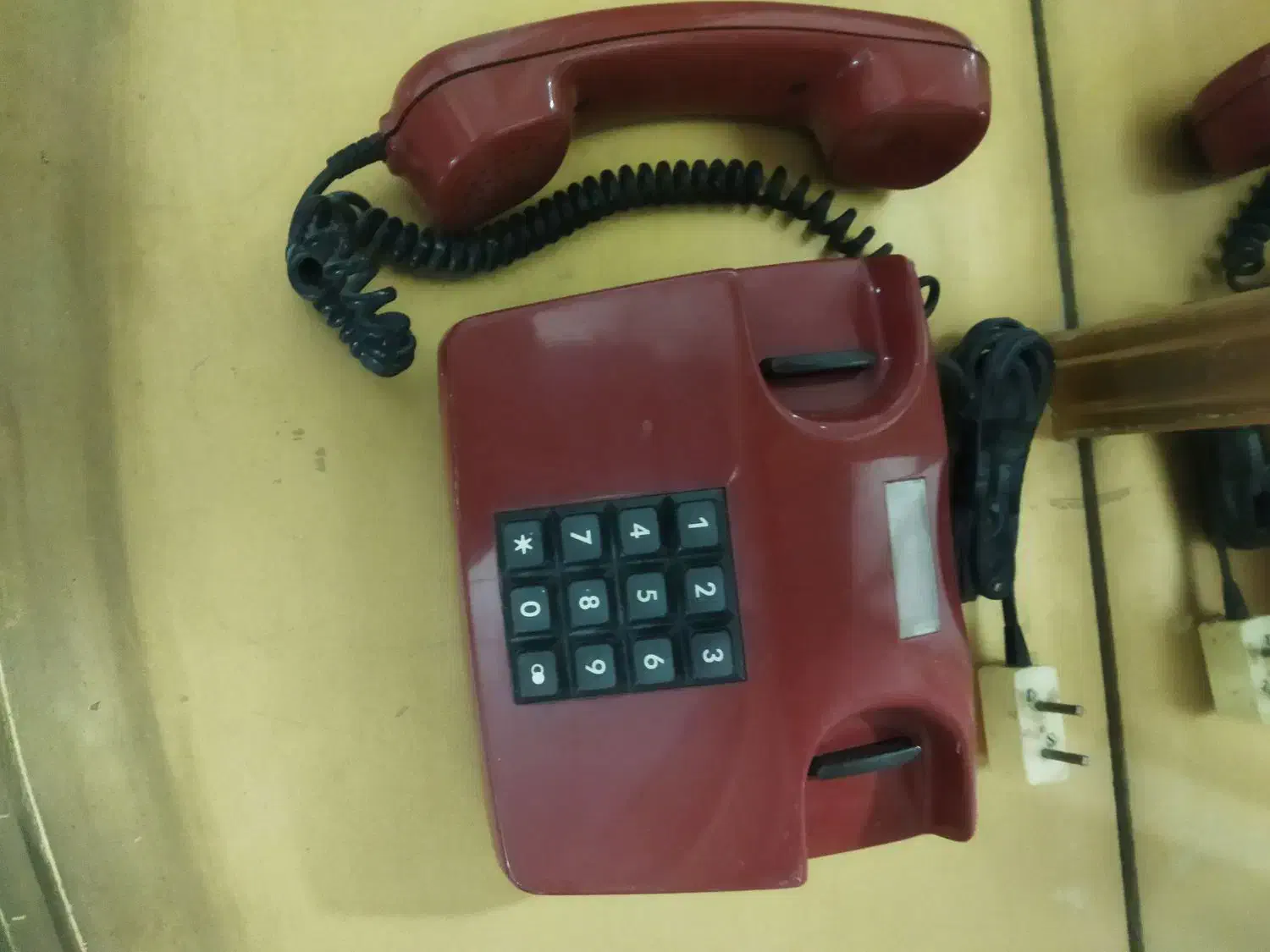 یک عدد تلفن قدیمی نوستالژی|تلفن رومیزی|میانه, |دیوار