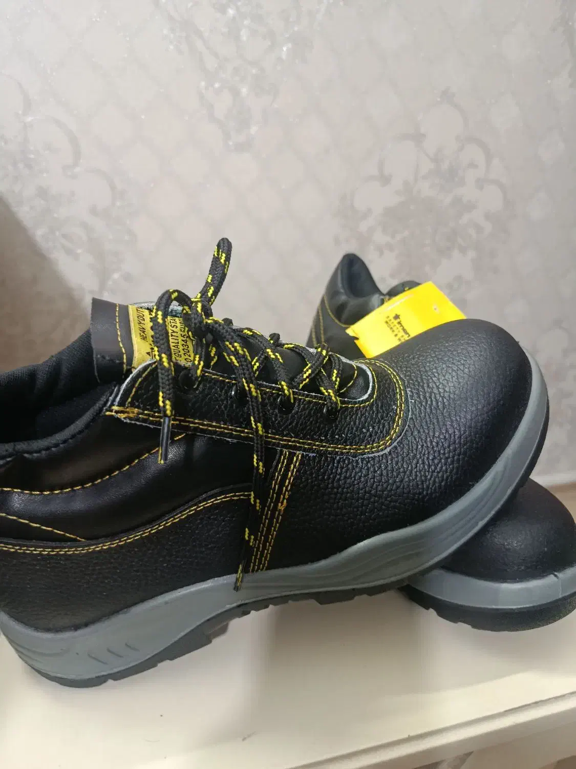 کفش کار برند ایمن پا|کیف، کفش، کمربند|ری, دیلمان|دیوار