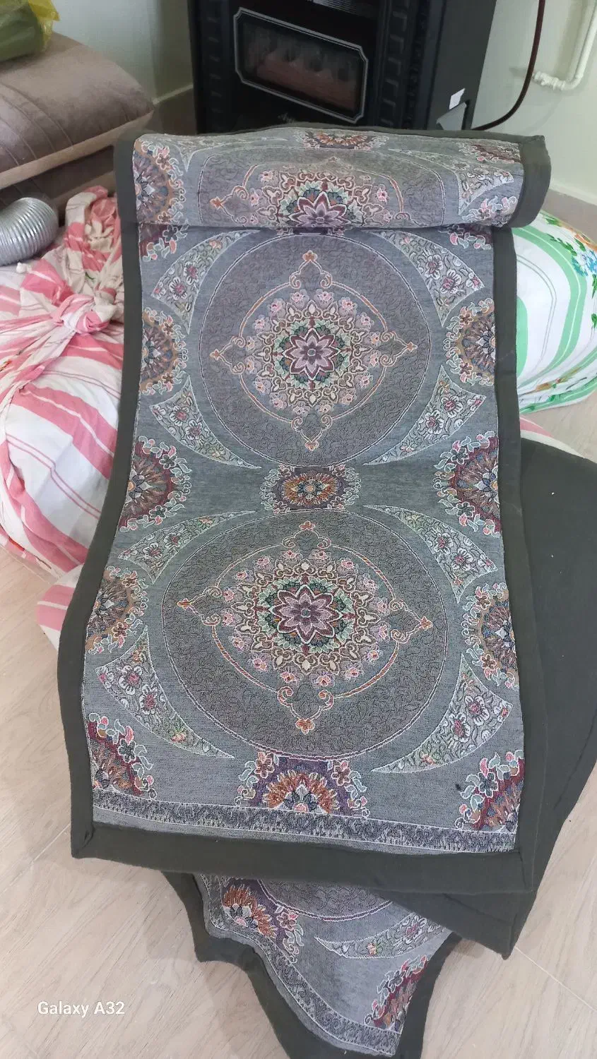 تعدادی رو بالشی و متکا و نشیمن|رختخواب، بالش، پتو|ایذه, |دیوار