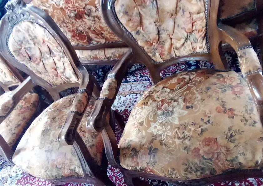 یک عدد مبل سه نفره و پنج عدد تک نفره|مبلمان خانگی و میز عسلی|بندر انزلی, ژاندارمری|دیوار