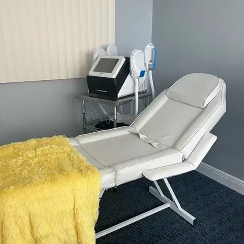 اتاق ۱۲متر ازمطب زیبایی مناسبهمهلاینها روبرومترو|اجارهٔ دفتر کار، اتاق اداری، مطب|تهران, صادقیه|دیوار