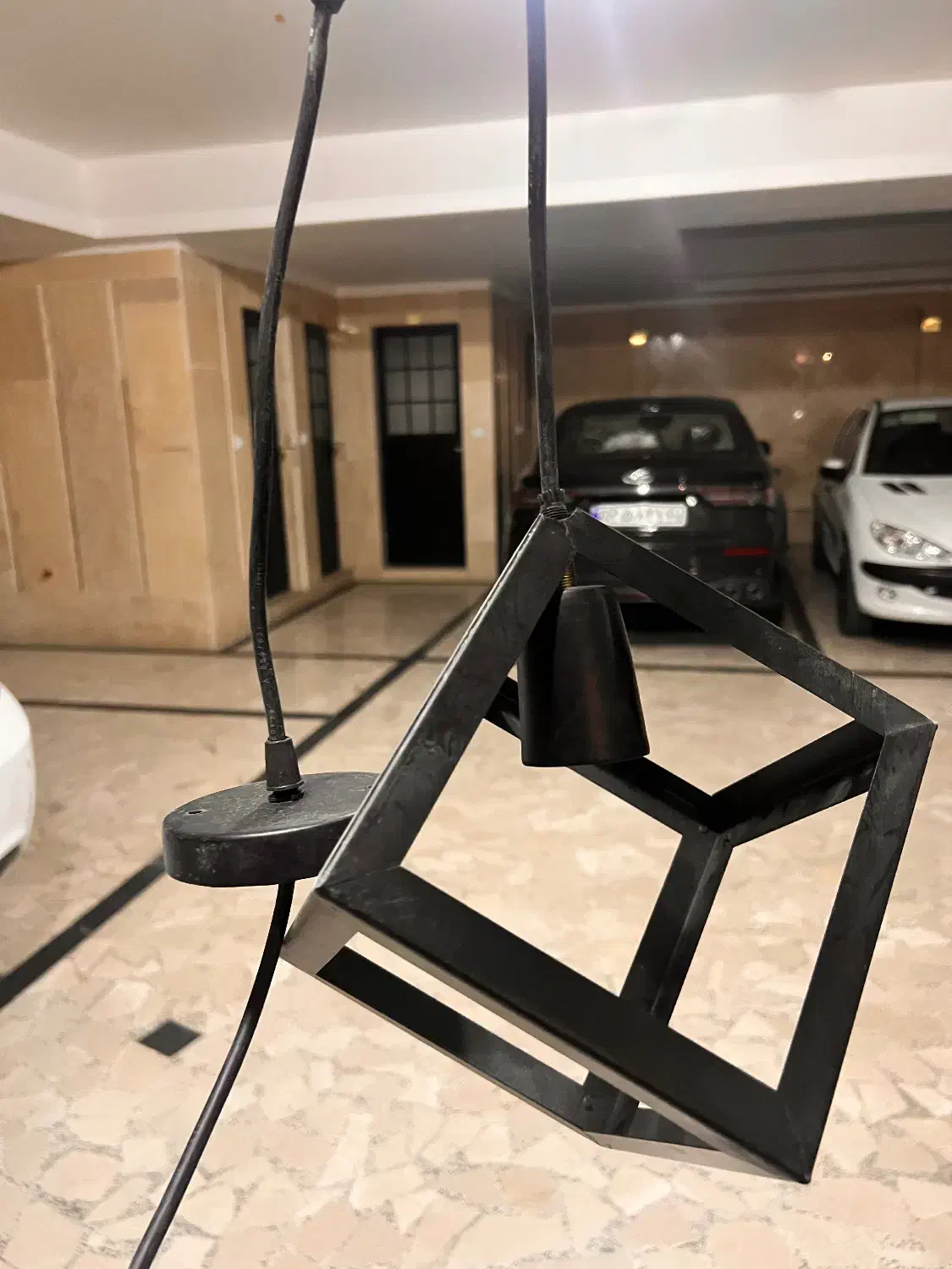 لوستر مکعبی تک با بست دیوار و کابل بلند|لوستر و چراغ آویز|فردیس, منظریه|دیوار