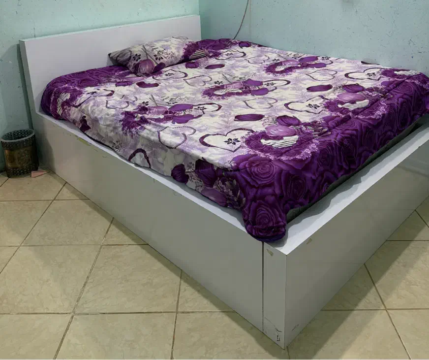 تخت دو نفره به همراه میز|تخت و سرویس خواب|سمنان, |دیوار