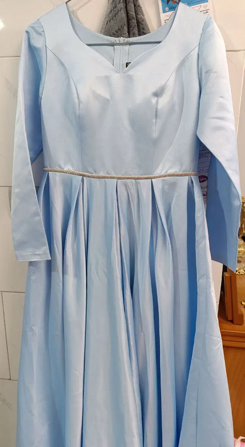 دو عدد لباس مجلسی|لباس|اقبالیه, |دیوار