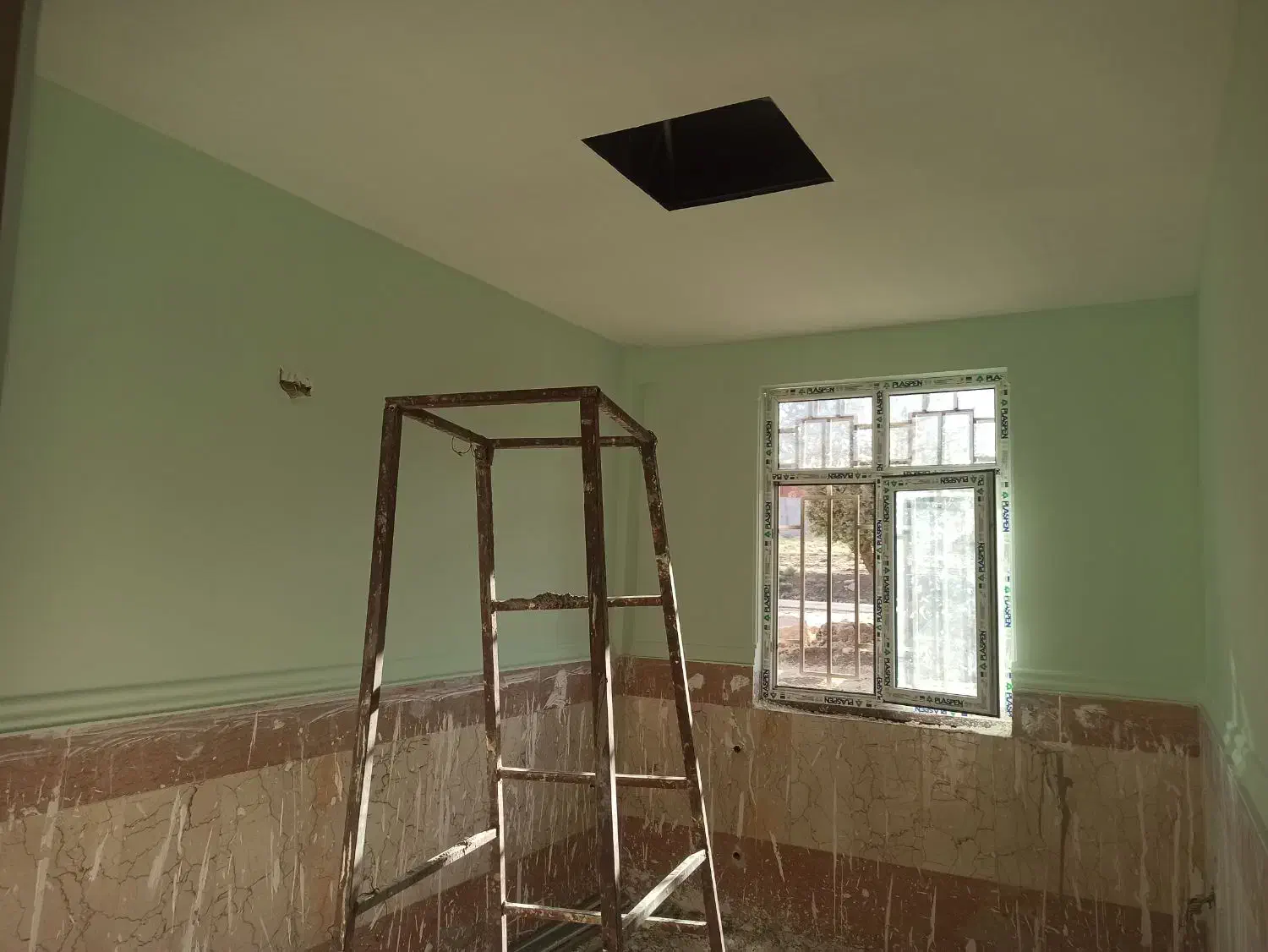 رنگ آمیزی و نقاشی صنعتی وخانگی|خدمات پیشه و مهارت|کرمانشاه, |دیوار