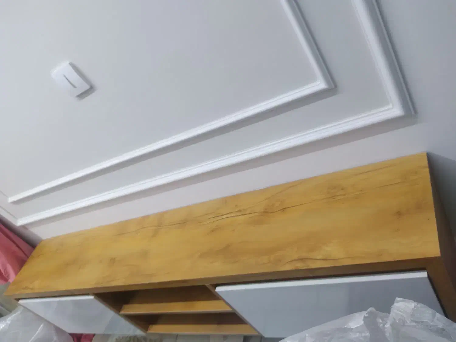 میز تی وی دیواری|میز تلویزیون|اندیشه, اندیشه فاز ۱|دیوار