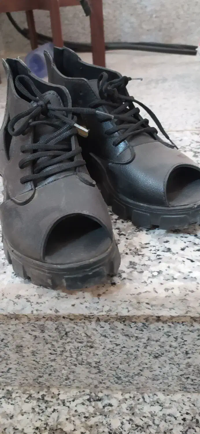 کفش. بوت.|کیف، کفش، کمربند|بیرجند, |دیوار