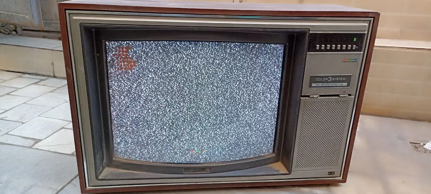 تلویزیون قدیمی|کلکسیون اشیاء عتیقه|یزد, |دیوار