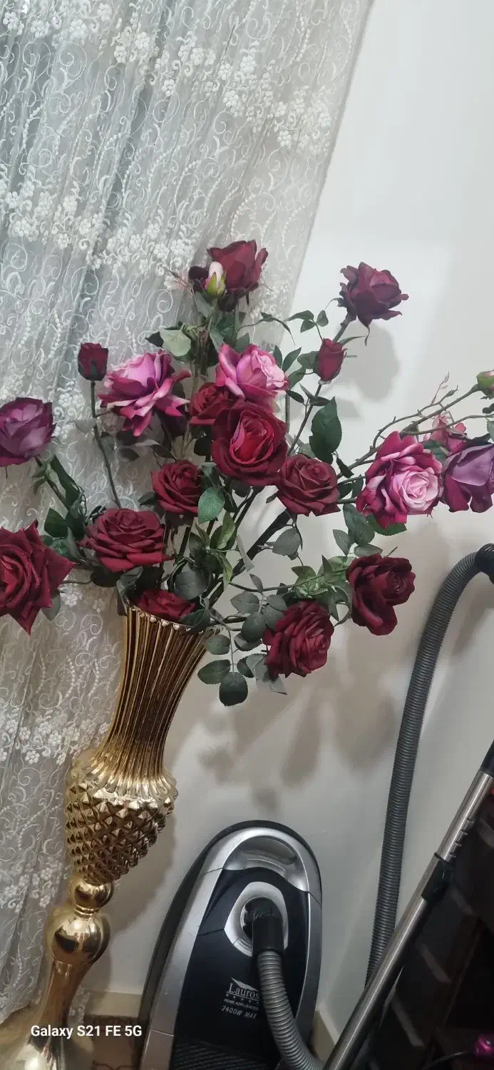 گل رز قرمز بهمراه گلدان بزرگ طلایی|گل مصنوعی|اندیشه, اندیشه فاز ۱|دیوار