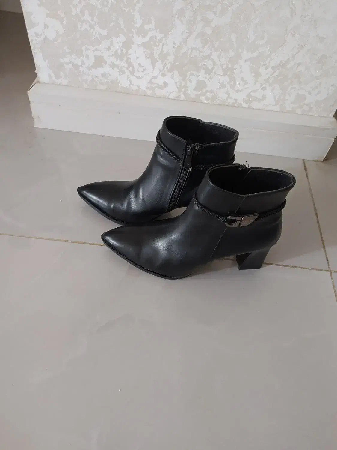 بارونی وبوت نو|لباس|شاهین‌شهر, فردوسی|دیوار