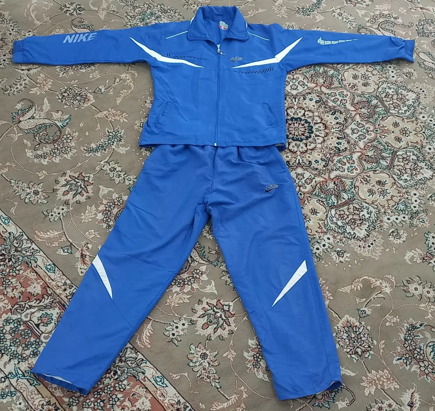 لباس ورزشی|لباس|فردوس (خراسان), |دیوار