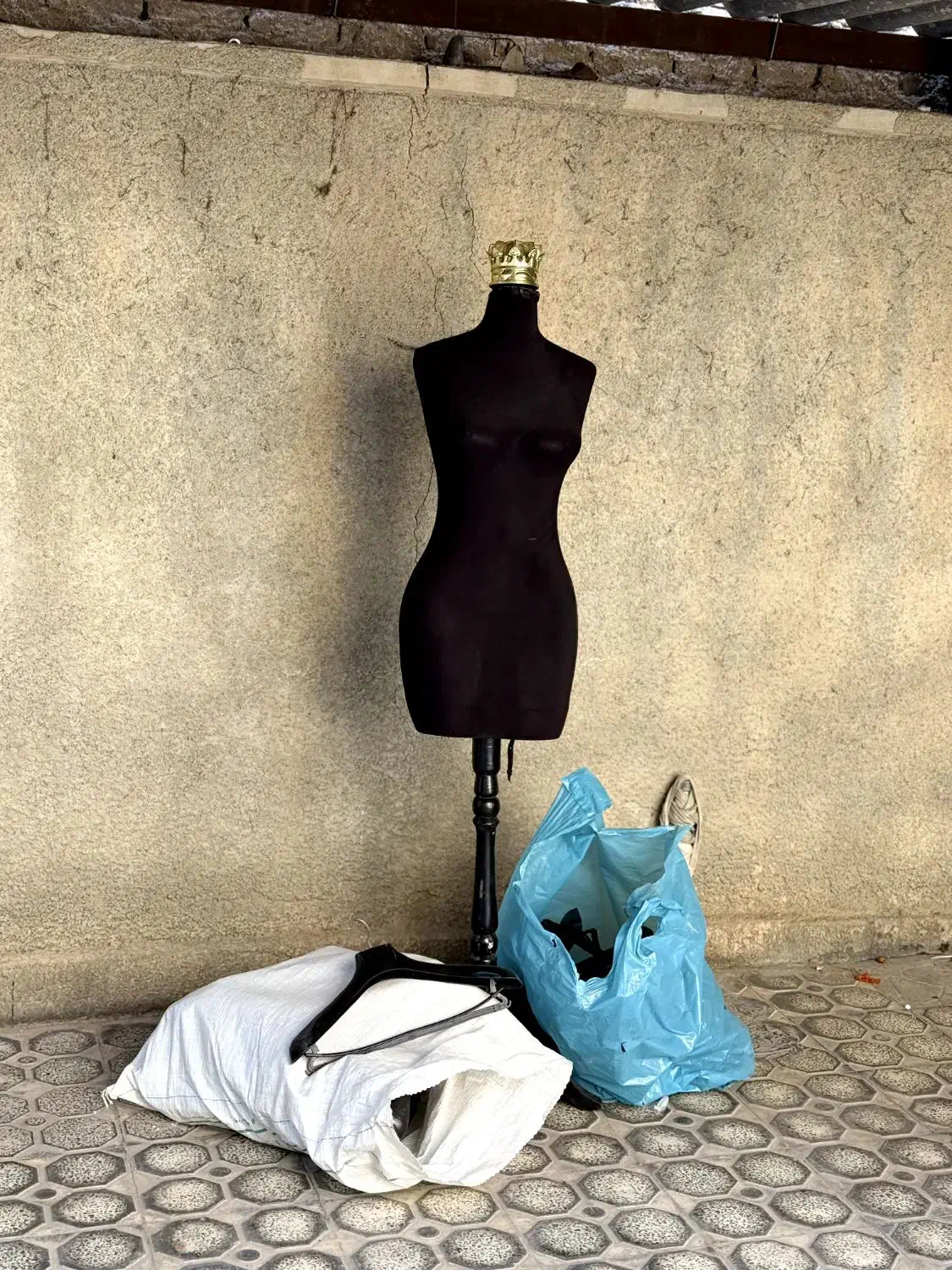 مانکن و تعدادی چوب لباسی|فروشگاه و مغازه|ملایر, |دیوار