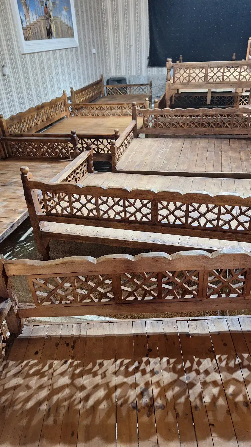 تخت چوبی گره چینی و میزو صندلی|کافی‌شاپ و رستوران|شیراز, علوم پزشکی|دیوار