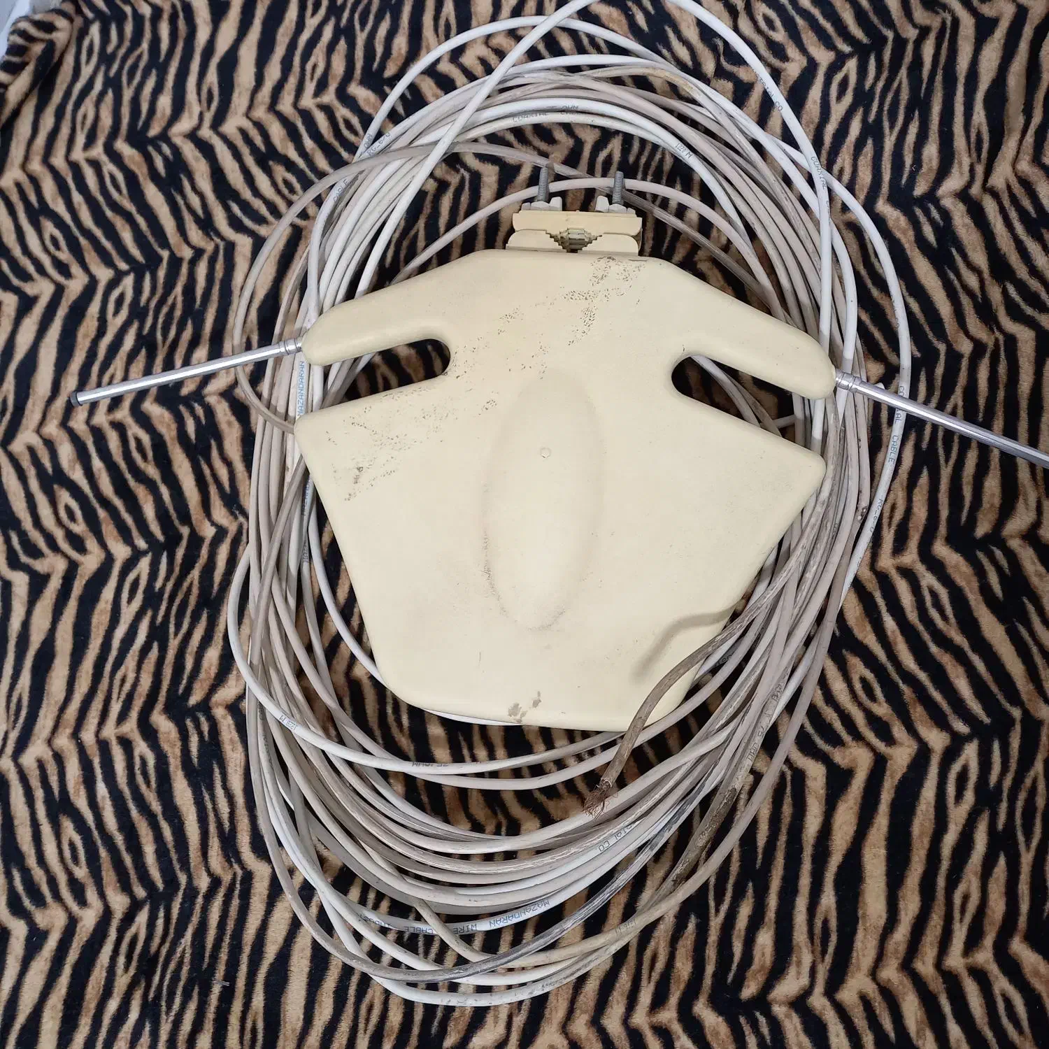 آنتن و سیم کابل بدون آداپتر|تلویزیون و پروژکتور|اردبیل, |دیوار