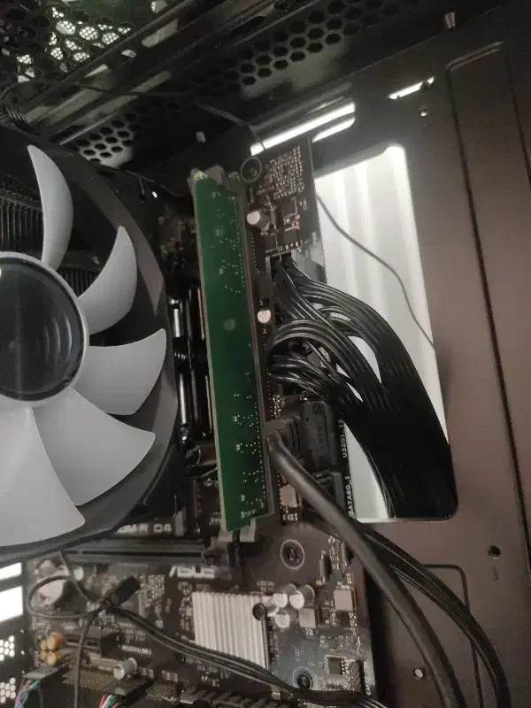 رم کروشیال DDR4 16GB 3200MHz تک کاناله|قطعات و لوازم جانبی رایانه|شیراز, شهرک برف فروشان|دیوار