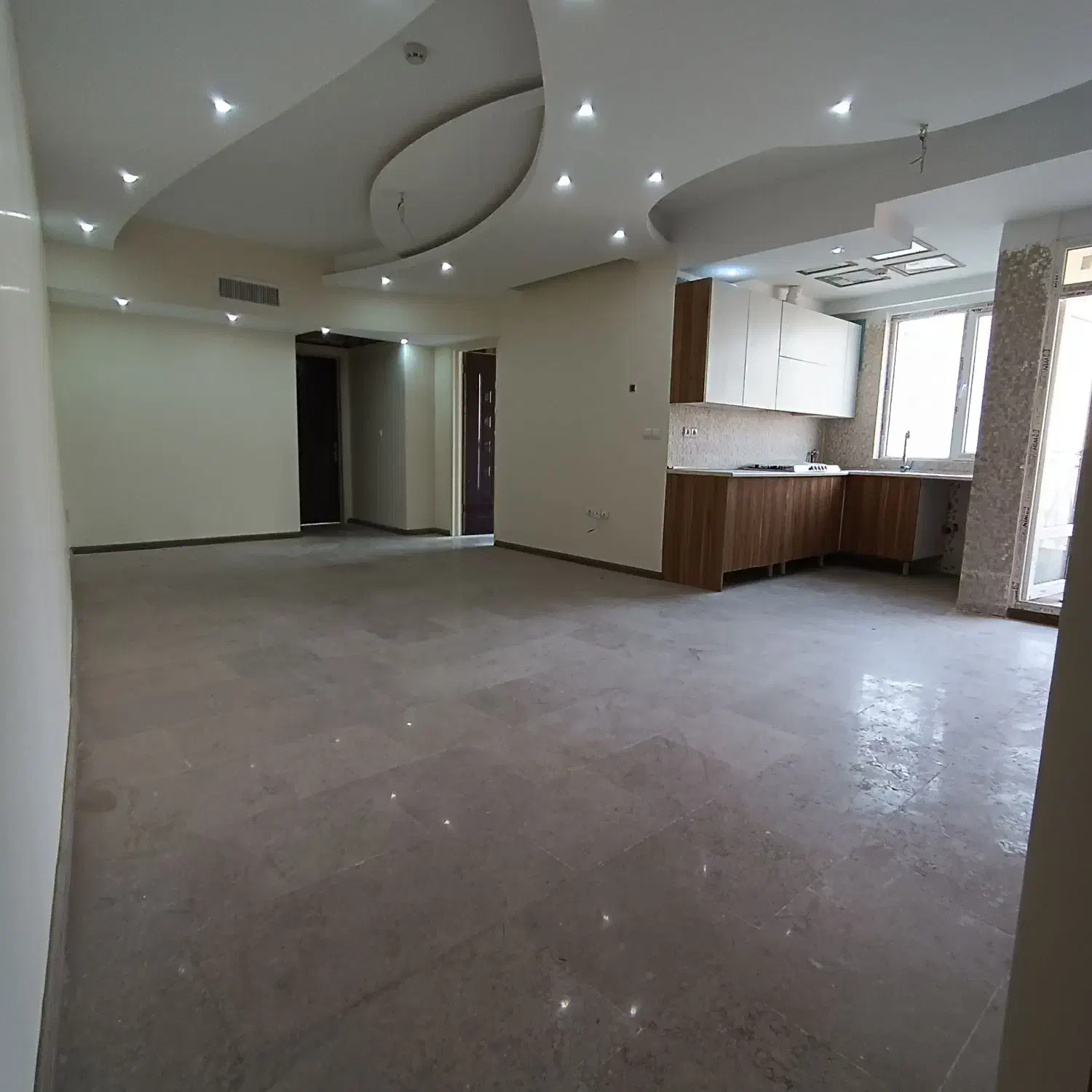 ۸۵ متر/دو خواب/فول امکانات/غرق نور/طرشت گلاب