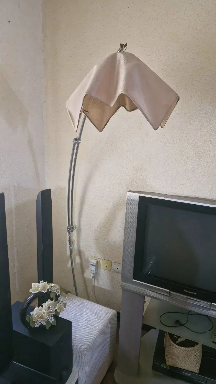 آباژور کنار مبلی با پایه قابل تنظیم ارتفاع زیرقیمت|چراغ خواب و آباژور|بندرعباس, |دیوار