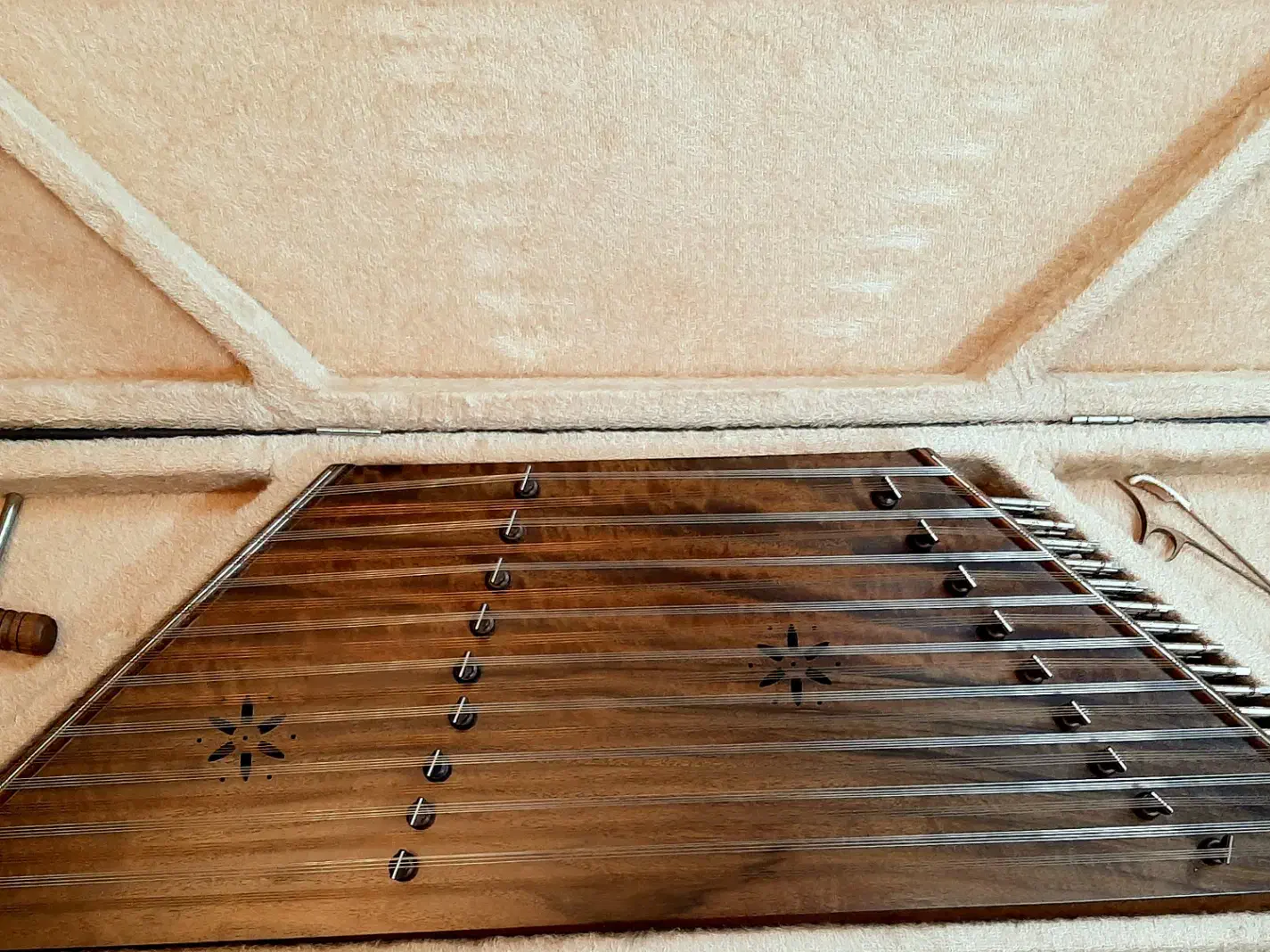 سنتور|سازهای سنتی|ری, علایین|دیوار