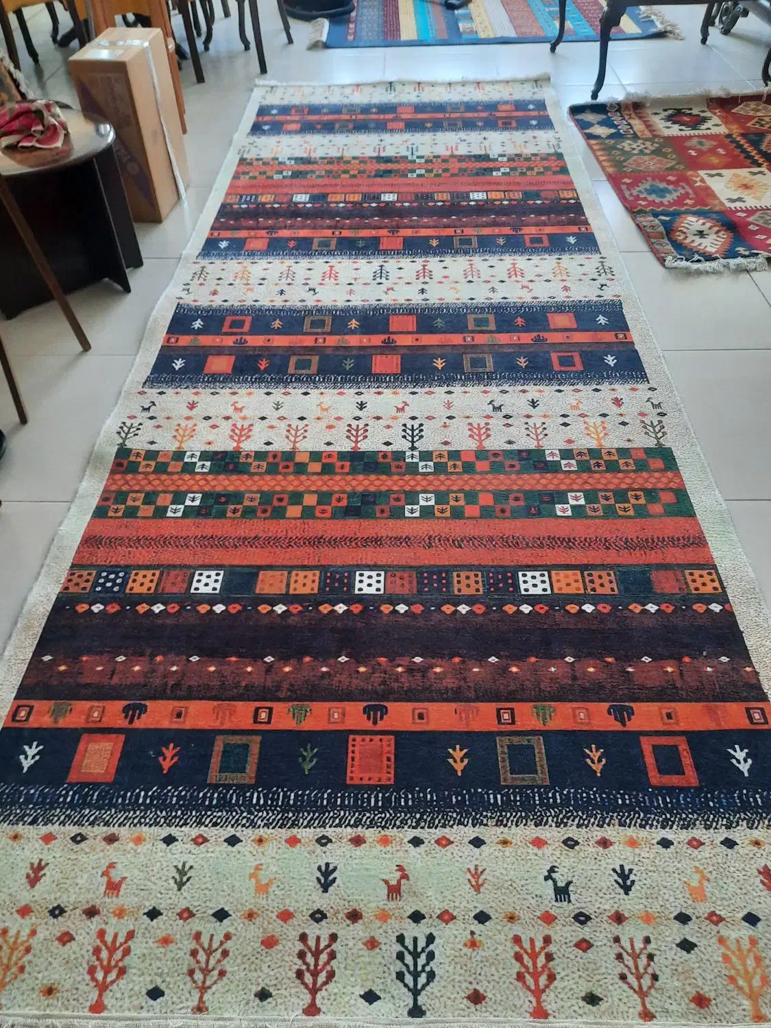 فرش گبه طرح عشایر زمینه کرم حاشیه سرمه ای|گلیم، جاجیم، گبه|تهران, گلستان (شهرک راه آهن)|دیوار