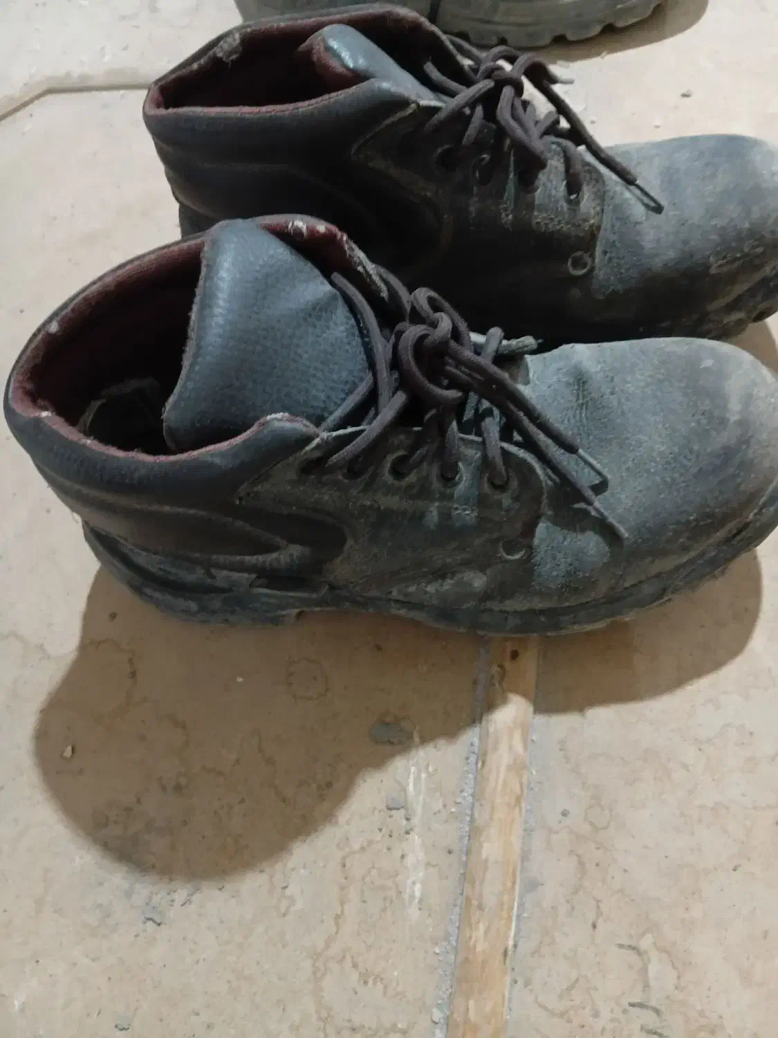 با سلام کفش کار آهنی سالم سالم قیمت ۵۵۰ سایز ۴۲|کیف، کفش، کمربند|تربتحیدریه, یحیی آباد|دیوار