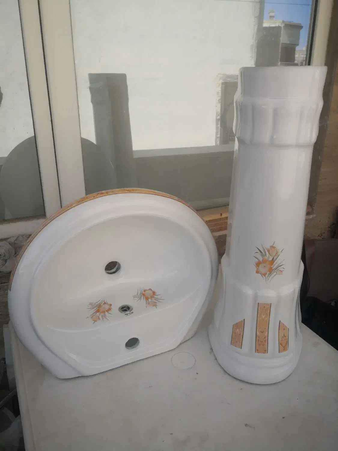 روشویی با پایه. نونو سالم وتمیر|لوازم سرویس بهداشتی|صدرا-فارس, فاز ۱|دیوار